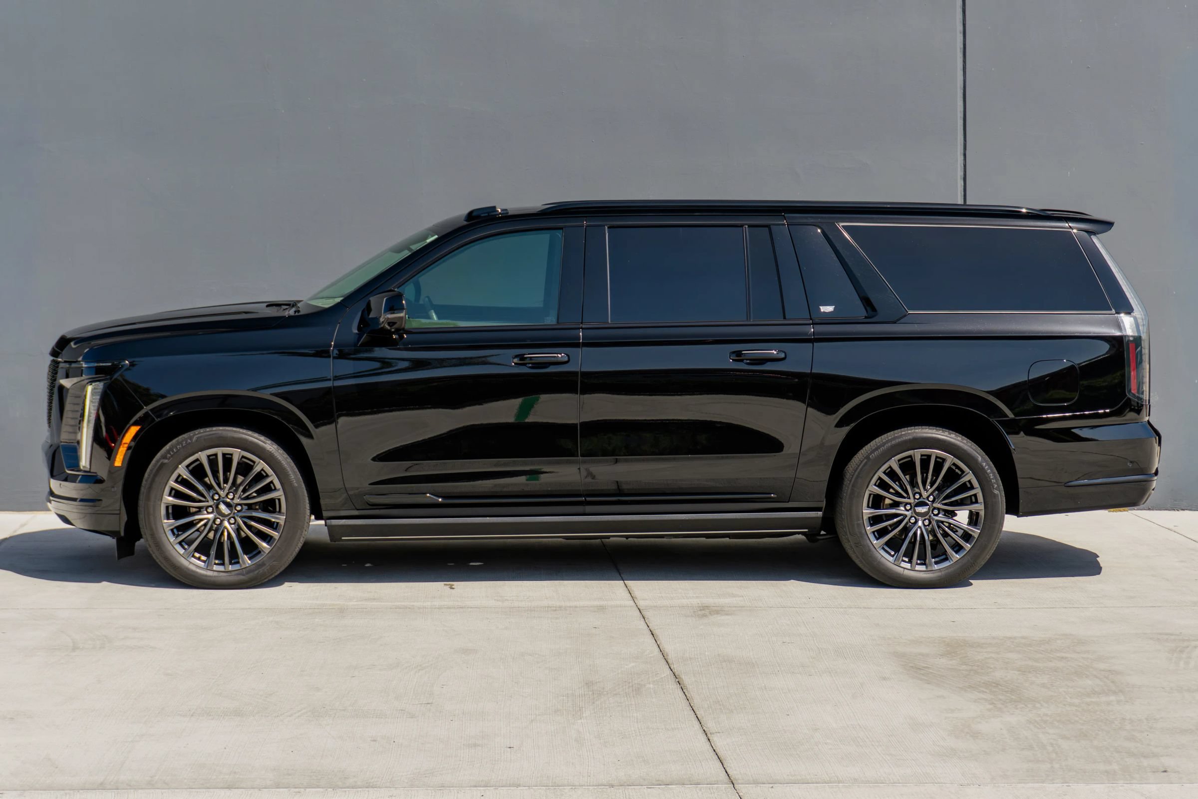 Used 2025 Cadillac Escalade ESV Sport Platinum AWD/4WD image 2