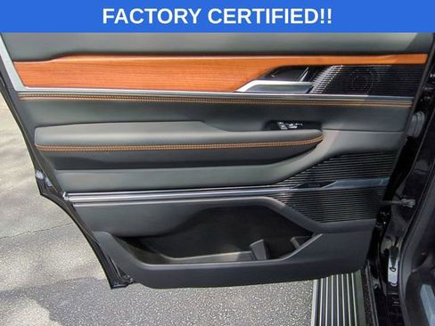 Used 2024 Jeep Grand Wagoneer Series III AWD/4WD image 29