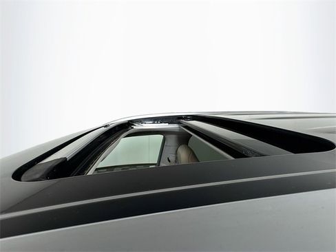 Used 2021 Toyota Highlander XLE image 12