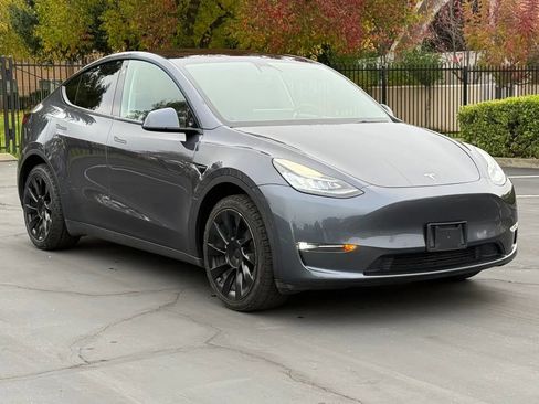 Used 2022 Tesla Model Y Long Range image 3