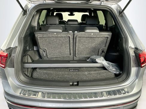 Used 2023 Volkswagen Tiguan SE R-Line FWD image 31