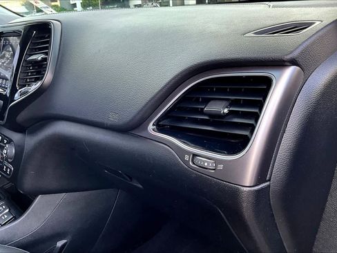 Used 2019 Jeep Cherokee Limited image 17