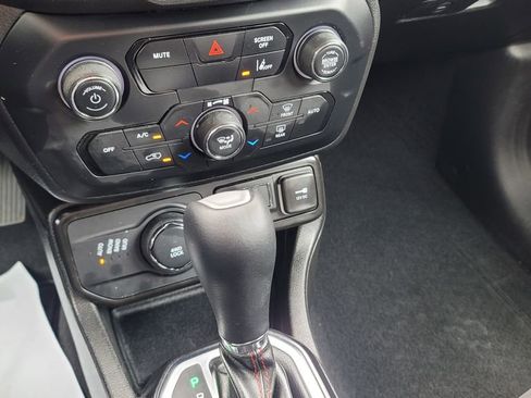 Used 2022 Jeep Renegade Latitude w/ Convenience Group AWD/4WD image 23