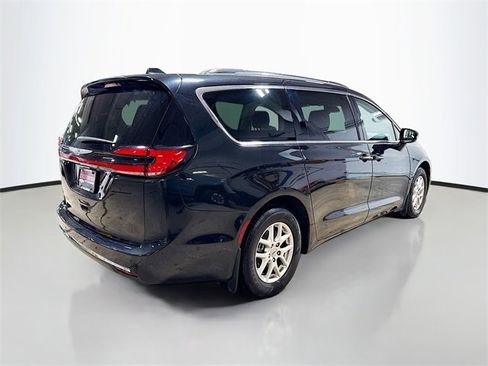 Used 2021 Chrysler Pacifica Touring-L w/ Uconnect Theater Family Group image 7