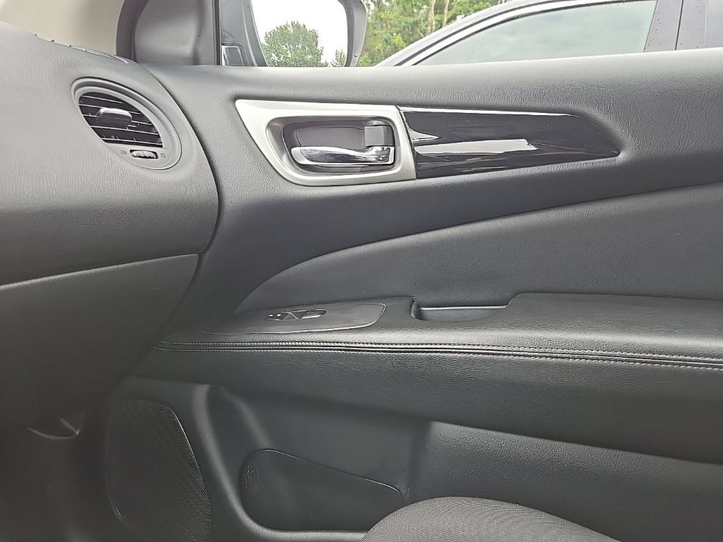 Used 2020 Nissan Pathfinder S AWD/4WD image 26
