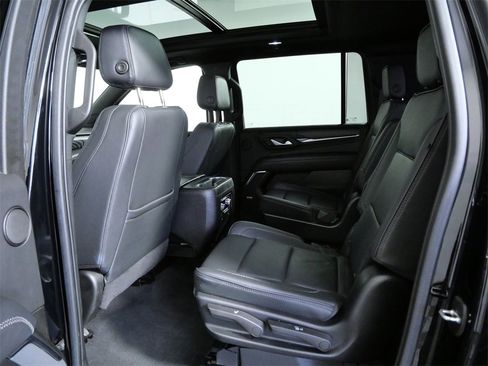 Used 2022 GMC Yukon XL Denali image 14