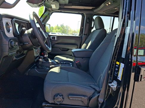 Used 2025 Jeep Wrangler Unlimited Sahara w/ Safety Group AWD/4WD image 13