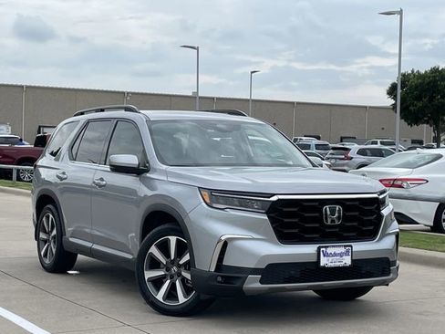Used 2024 Honda Pilot Touring image 2