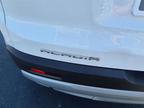 Certified 2023 GMC Acadia SLT image 97