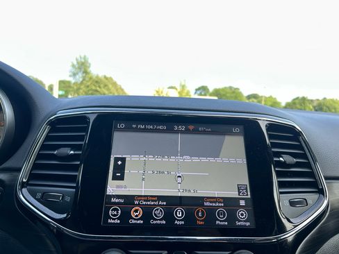 Used 2020 Jeep Grand Cherokee Altitude image 12