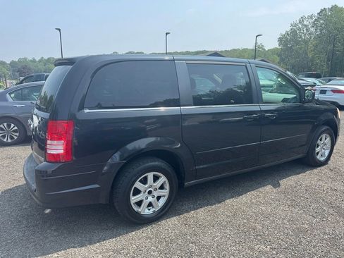 Used 2010 Chrysler Town & Country LX image 14
