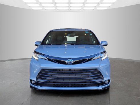 Used 2025 Toyota Sienna XLE Woodland Edition image 2