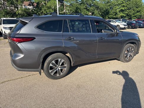 Used 2021 Toyota Highlander XLE FWD image 25