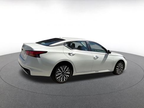Used 2025 Nissan Altima 2.5 SV FWD image 15