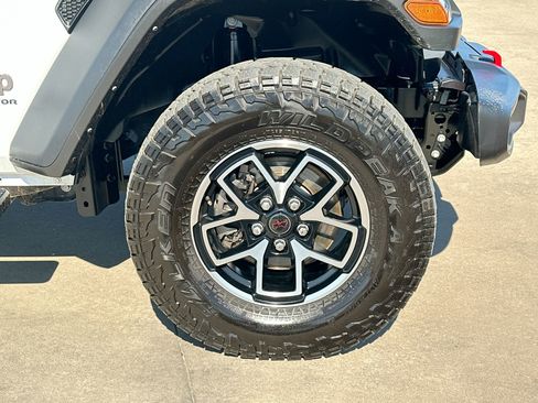 Used 2024 Jeep Gladiator Rubicon AWD/4WD image 10