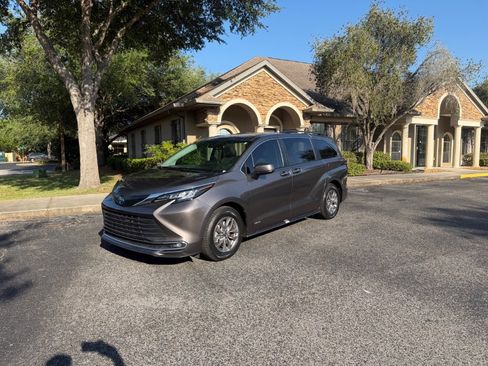 Used 2021 Toyota Sienna XLE FWD image 3