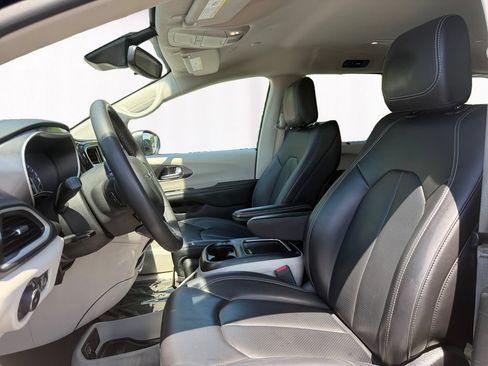 Used 2023 Chrysler Pacifica Touring-L FWD image 9