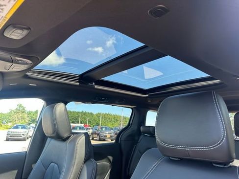 New 2026 Chrysler Pacifica Select image 15