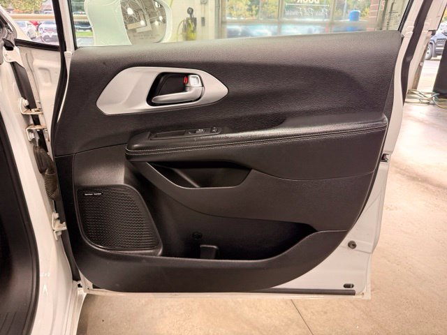 Used 2019 Chrysler Pacifica Limited w/ S Appearance Package FWD image 28