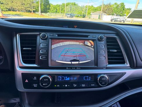 Used 2019 Toyota Highlander Plus AWD/4WD image 19