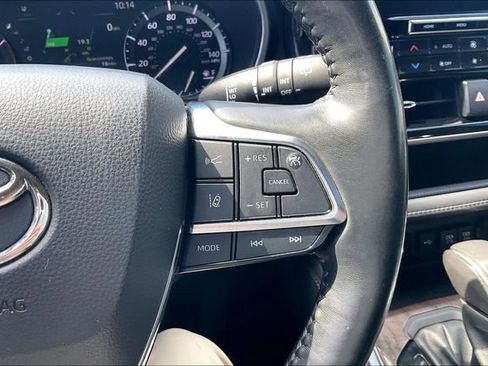 Used 2021 Toyota Highlander Limited FWD image 19