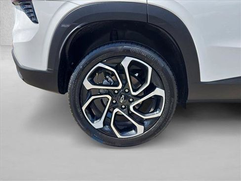 Used 2025 Chevrolet Trax RS w/ Driver Confidence Package FWD image 22