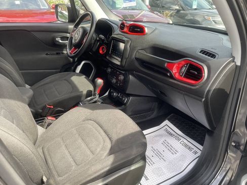 Used 2018 Jeep Renegade Latitude AWD/4WD image 27
