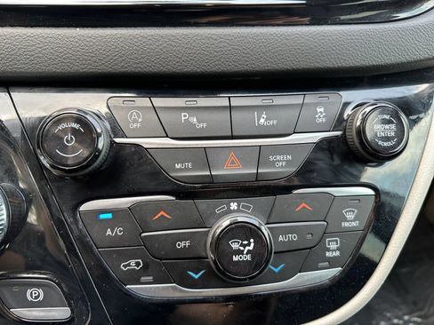 Used 2024 Chrysler Pacifica Touring-L FWD image 24
