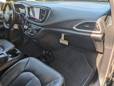 Certified 2021 Chrysler Pacifica Touring-L w/ S Appearance Package image 30