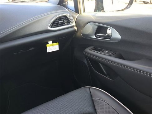 New 2026 Chrysler Pacifica Limited w/ Uconnect Theater Family Group image 23