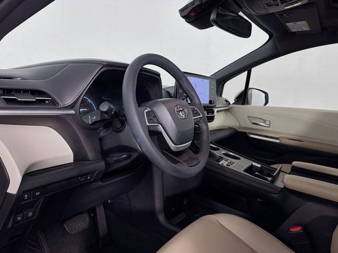 Used 2022 Toyota Sienna XLE image 12