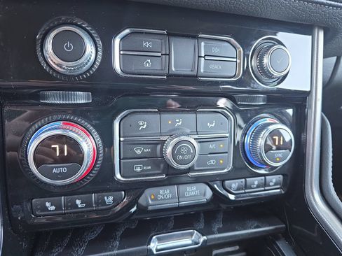 Used 2024 GMC Yukon XL Denali AWD/4WD image 24
