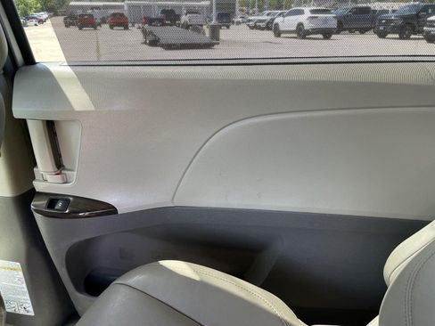 Used 2015 Toyota Sienna XLE Premium FWD image 45