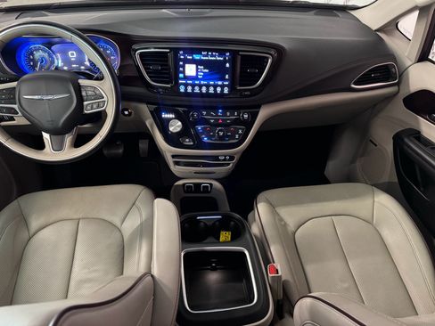 Used 2017 Chrysler Pacifica Limited FWD image 19