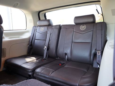 Used 2014 Cadillac Escalade Platinum image 18