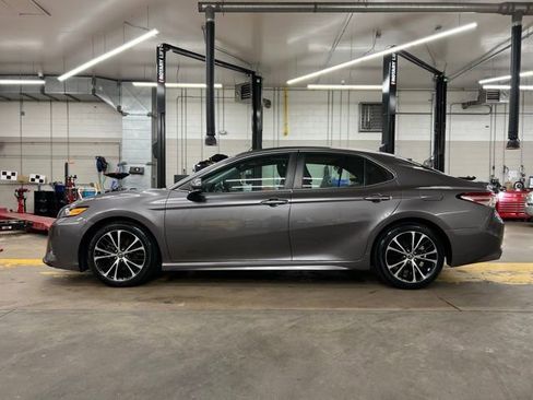 Used 2020 Toyota Camry SE image 4