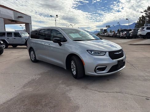 Used 2024 Chrysler Pacifica Touring-L FWD image 3