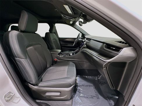 Used 2024 Jeep Grand Cherokee Laredo X image 28