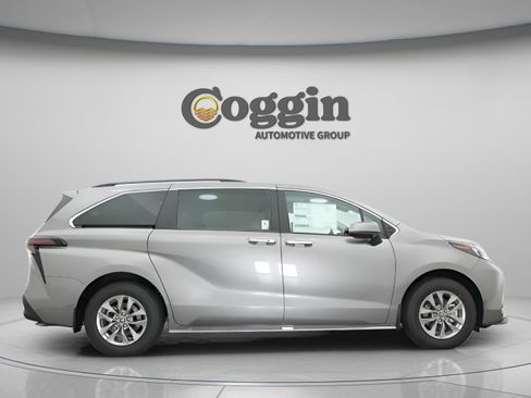 New 2026 Toyota Sienna XLE FWD image 22