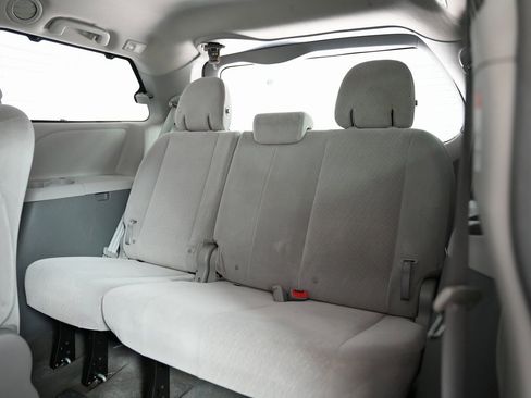 Used 2015 Toyota Sienna LE image 31