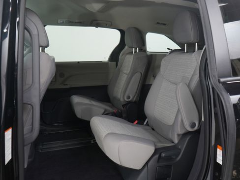 Used 2024 Toyota Sienna LE image 18