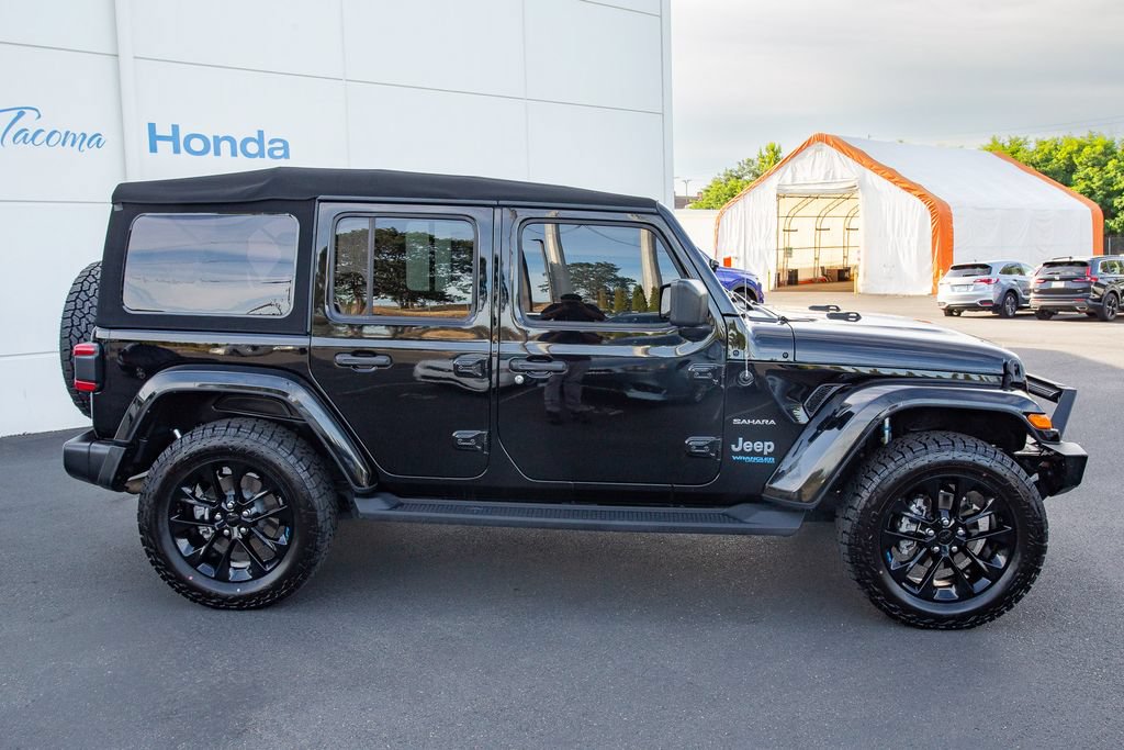 Used 2022 Jeep Wrangler Unlimited Sahara w/ Cold Weather Group AWD/4WD image 16