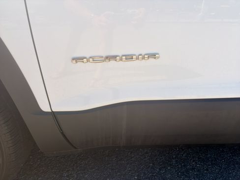 Used 2023 GMC Acadia SLT FWD image 13