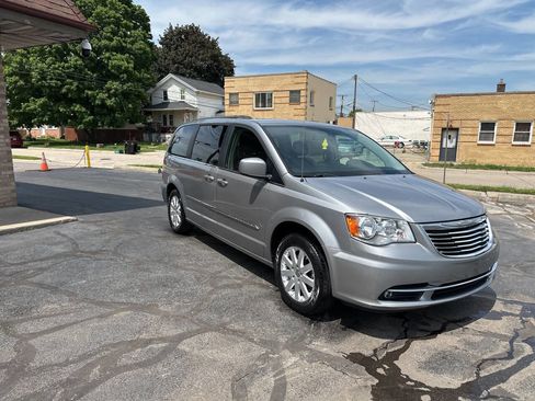 Used 2015 Chrysler Town & Country Touring FWD image 4