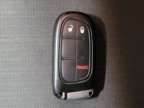 Used 2018 Jeep Cherokee Latitude Plus FWD image 32