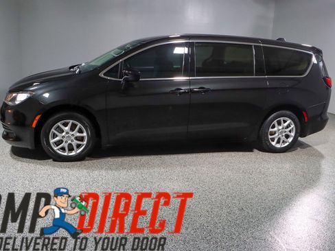 Used 2017 Chrysler Pacifica LX image 10