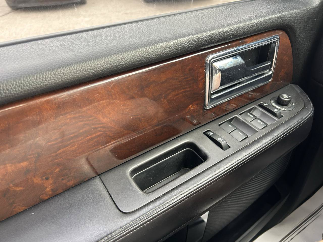 Used 2016 Lincoln Navigator L Select RWD image 27