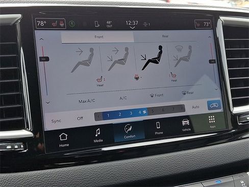 Used 2024 Chrysler Pacifica Touring-L image 16