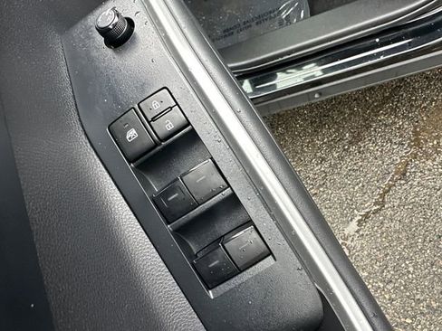 Used 2022 Toyota Highlander XLE AWD/4WD image 28