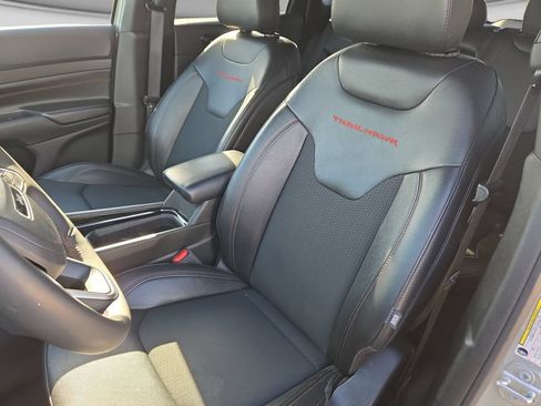 Used 2025 Jeep Compass Trailhawk AWD/4WD image 18